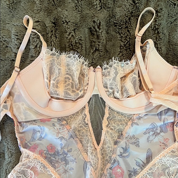 Floral Lace Teddy Bodysuit in Blush Apricot size small - Victoria Secret - Picture 9 of 9